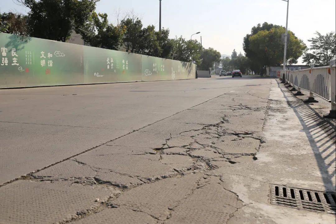 据了解,该道路由于 不均匀沉降,年久失修等因素,导致路面雨天积水