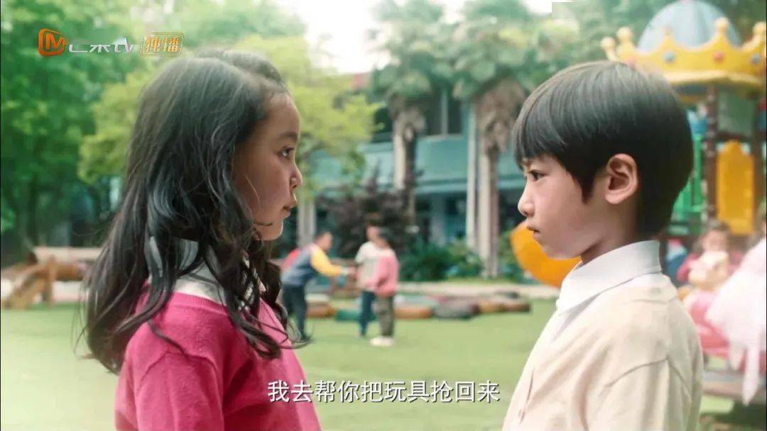 长大后两人重逢,从此,小铃铛成为了照亮小木头晦暗世界的光,小木头则
