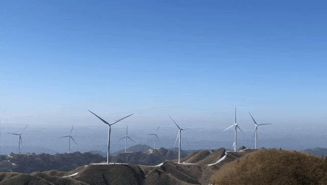 目前该风力发电项目已有8台风机正式实现并网发电运行