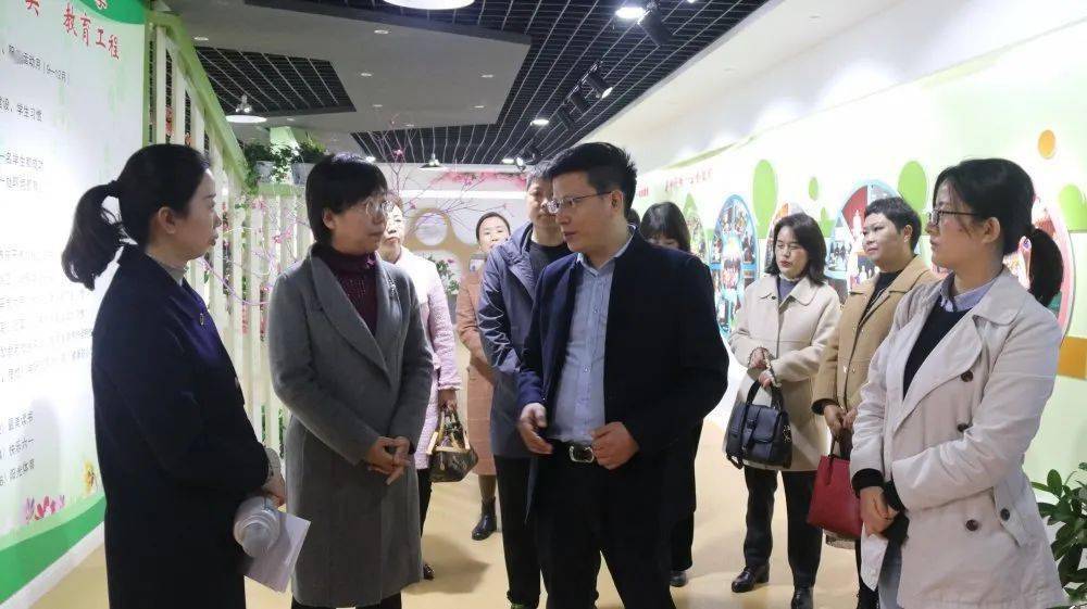 杨主席一行参观了学校图书阅览室,皮影室,素质教育展室,安全体验室等