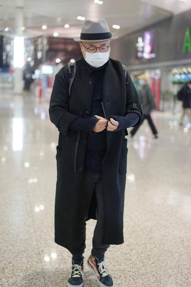 徐峥穿黑色风衣现身机场,头戴渔夫帽走路姿势超有气派