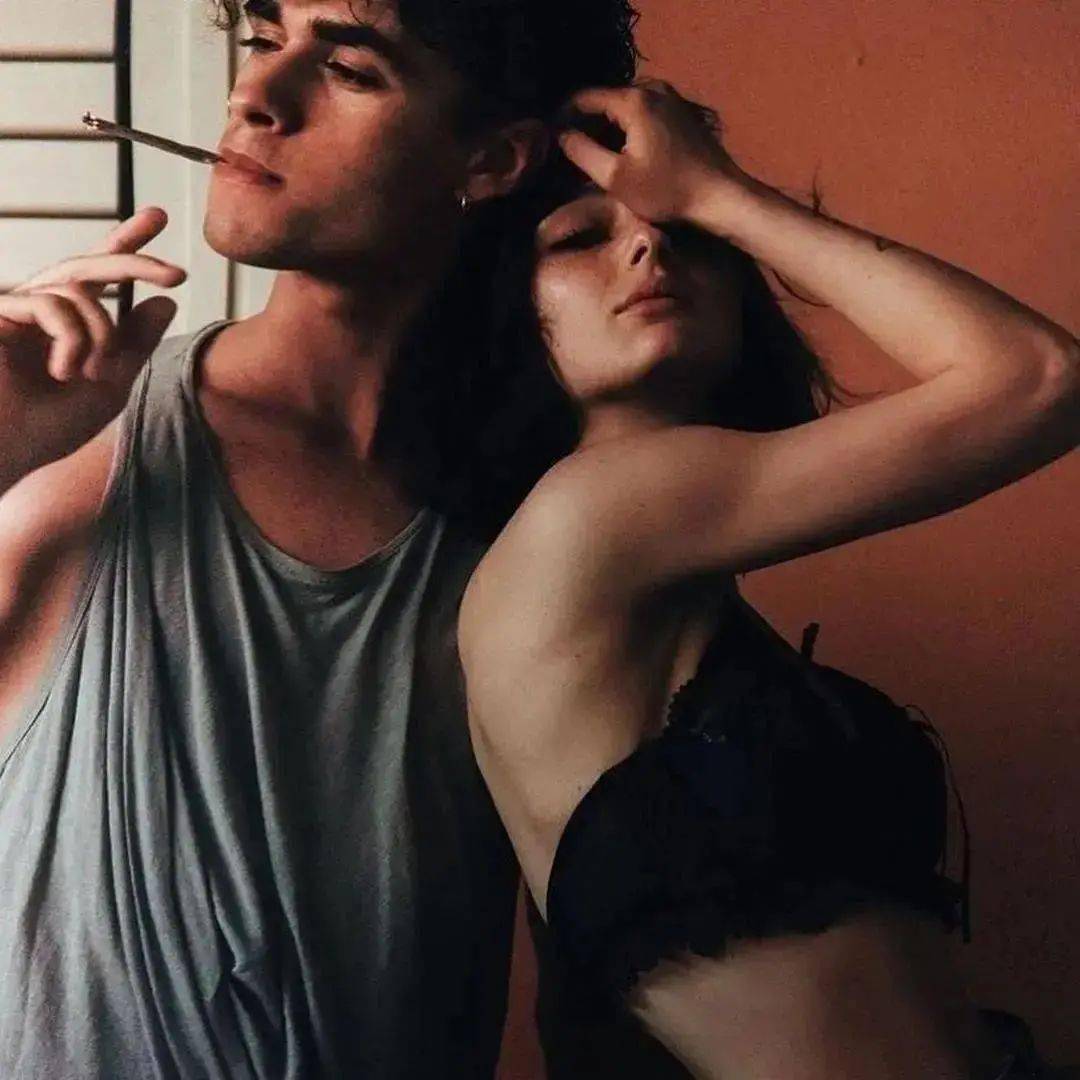 巨款|今日头像丨这个冬天可以当穿你外套的那个女孩吗？