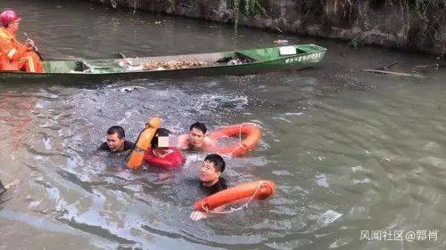 女子跳河轻生，获救后竟一脚将民警踹下水