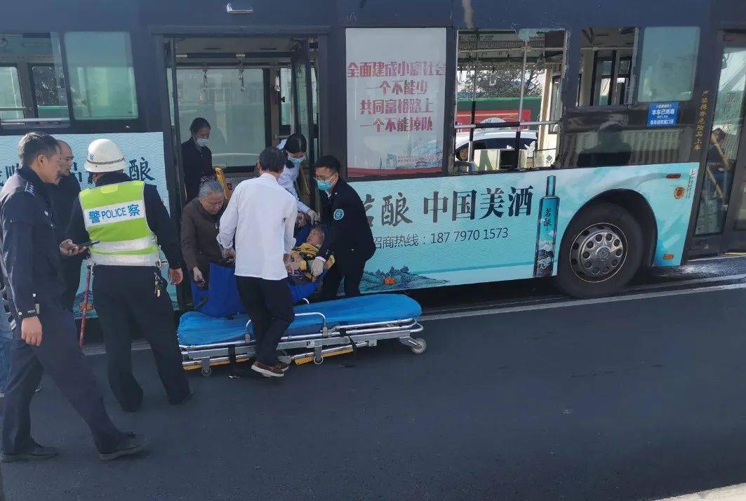 一位受伤的老人说,"公交车当时转弯时撞车突然刹车,司机说他打瞌睡了.