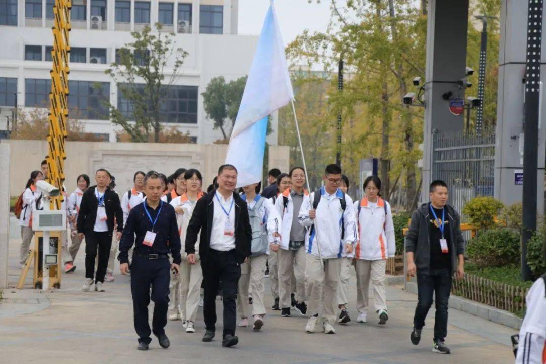 龙港高级中学 11-16 21:30 订阅 为了释放学习压力,磨练学生意志