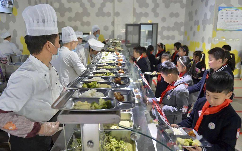 学校食堂"明厨亮灶"宜尽快全覆盖 | 新京报快评