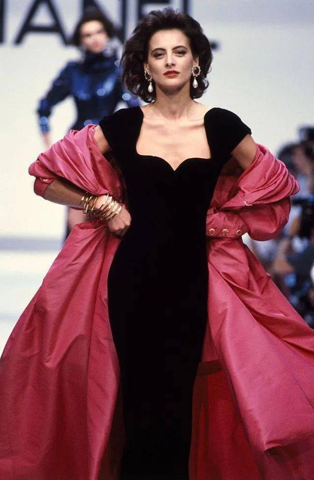 化身|卍物志┃26岁被老佛爷捧为香奈儿化身，如今63岁依然是法式优雅的代名词