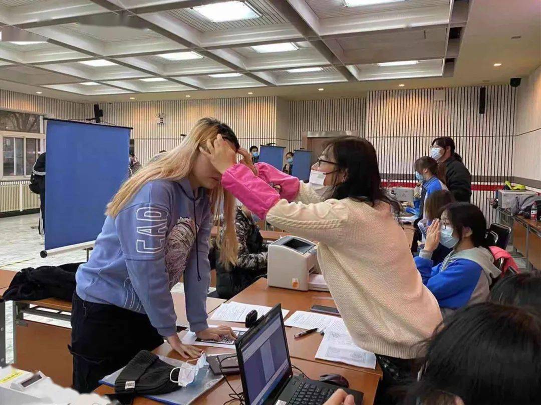考生|我要给他们点个赞!高考报名资格现场确认严中有暖
