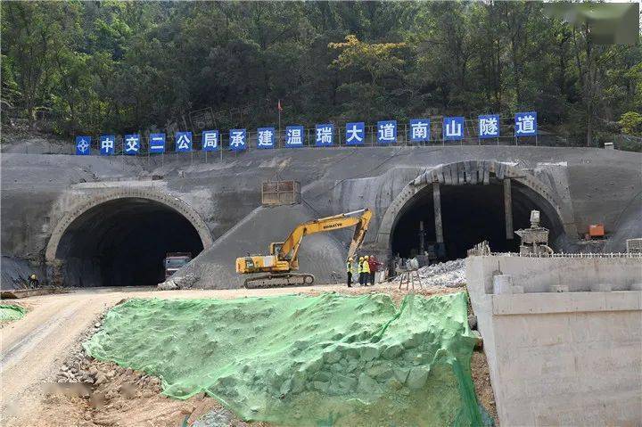 南山隧道其中,南山隧道设计为双向6车道隧道,左洞长1447米,右洞长1450