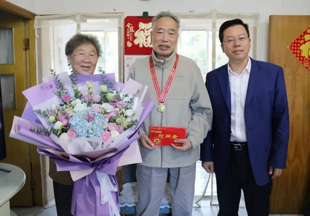英雄!】广西师范大学袁明光教授:"白大褂"下是