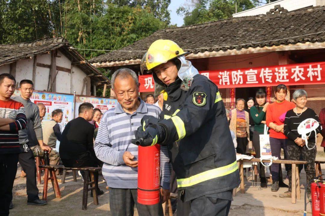 暖冬行消防宣传进农村村民齐学防火术