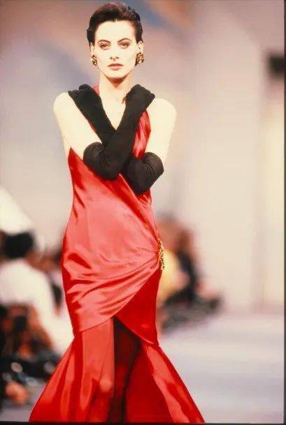 化身|卍物志┃26岁被老佛爷捧为香奈儿化身，如今63岁依然是法式优雅的代名词