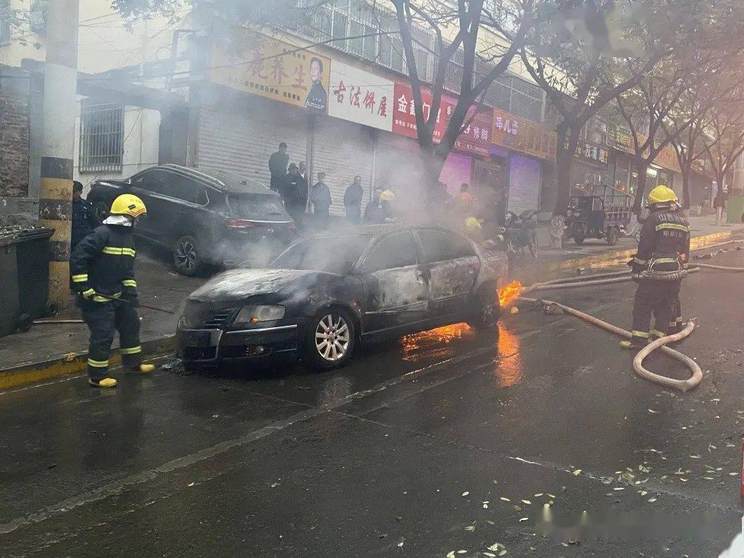 昨天！贵州境内两辆汽车自燃，现场一片狼藉！_澎湃号·政务_澎湃新闻-The Paper