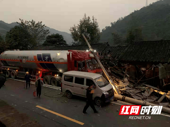 湘西:一司机疲劳驾驶,造成3栋民房及2台机动车受损.