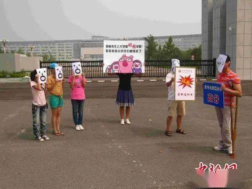 “火狐电竞”*
【我们发声 我们行动】残障考生破格录取上大学 市民行为艺术呼吁教育平等(图1)