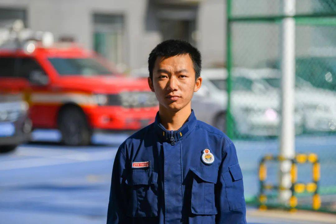 今年22岁的李晓磊，是个有着丰富经验的消防“战士”，他曾在多个不同的