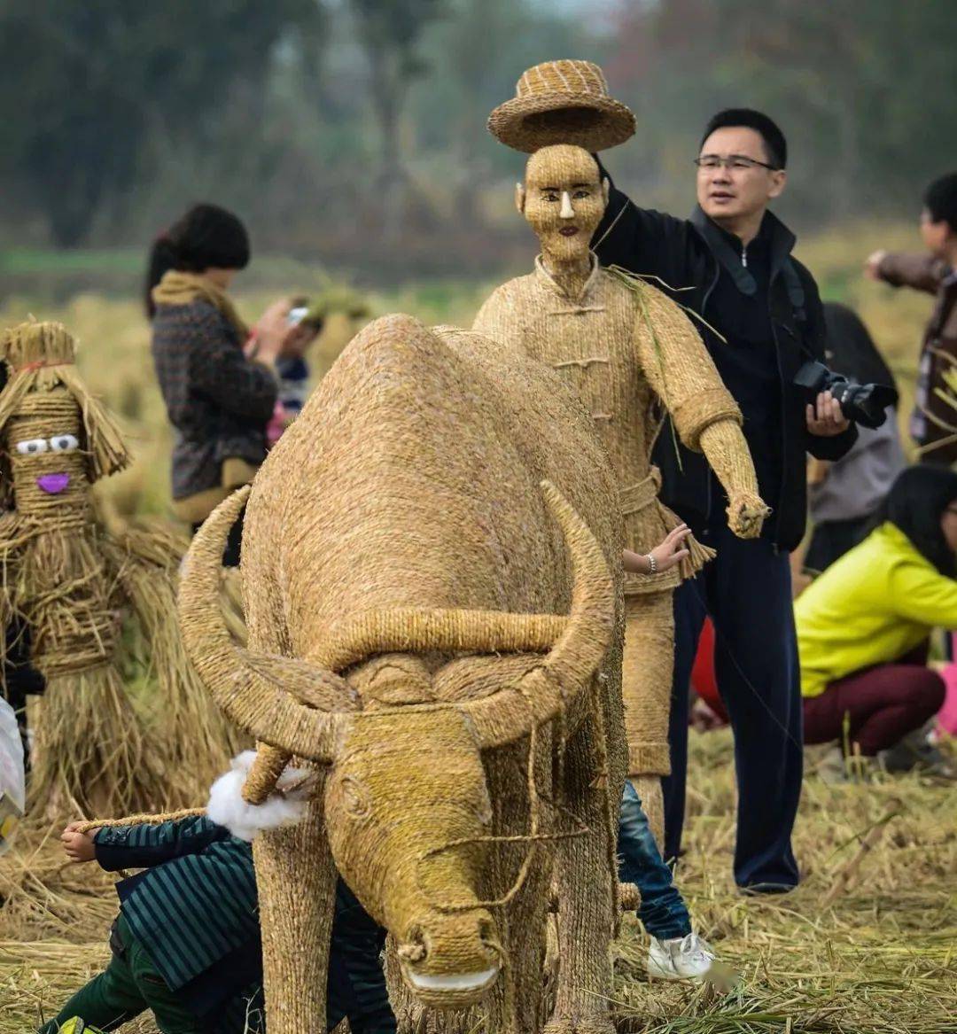 5 稻草人家族玩偶换新装,齐亮相 每一个图影稻草人都是精心制作,今年