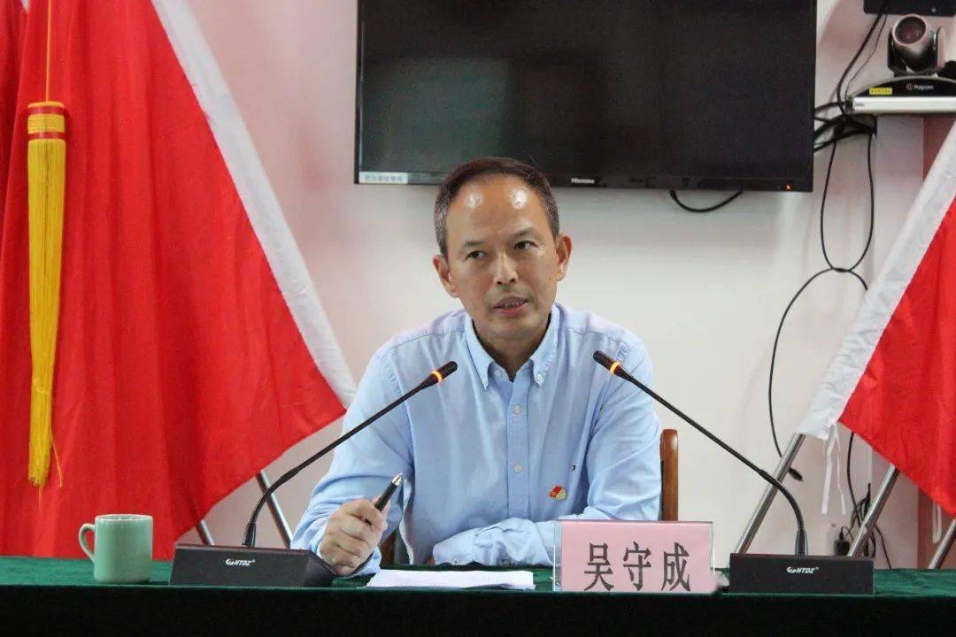 吴守成在安溪畲族乡"梨乡论坛"上声情并茂的给党员们上了一堂题为