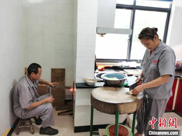 坚守承诺20年：男子还清妻子前夫38笔医药费欠款
