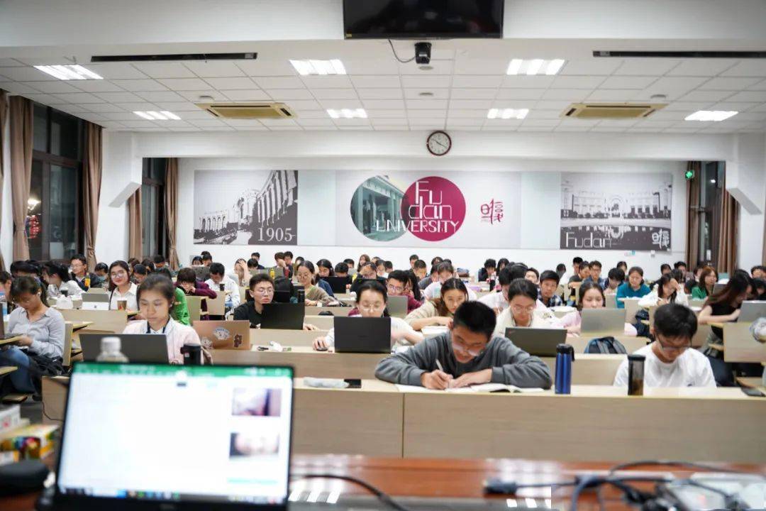 沉寂了312天的复旦大学通宵教室再次热闹起来,四个校区的13间教室灯火