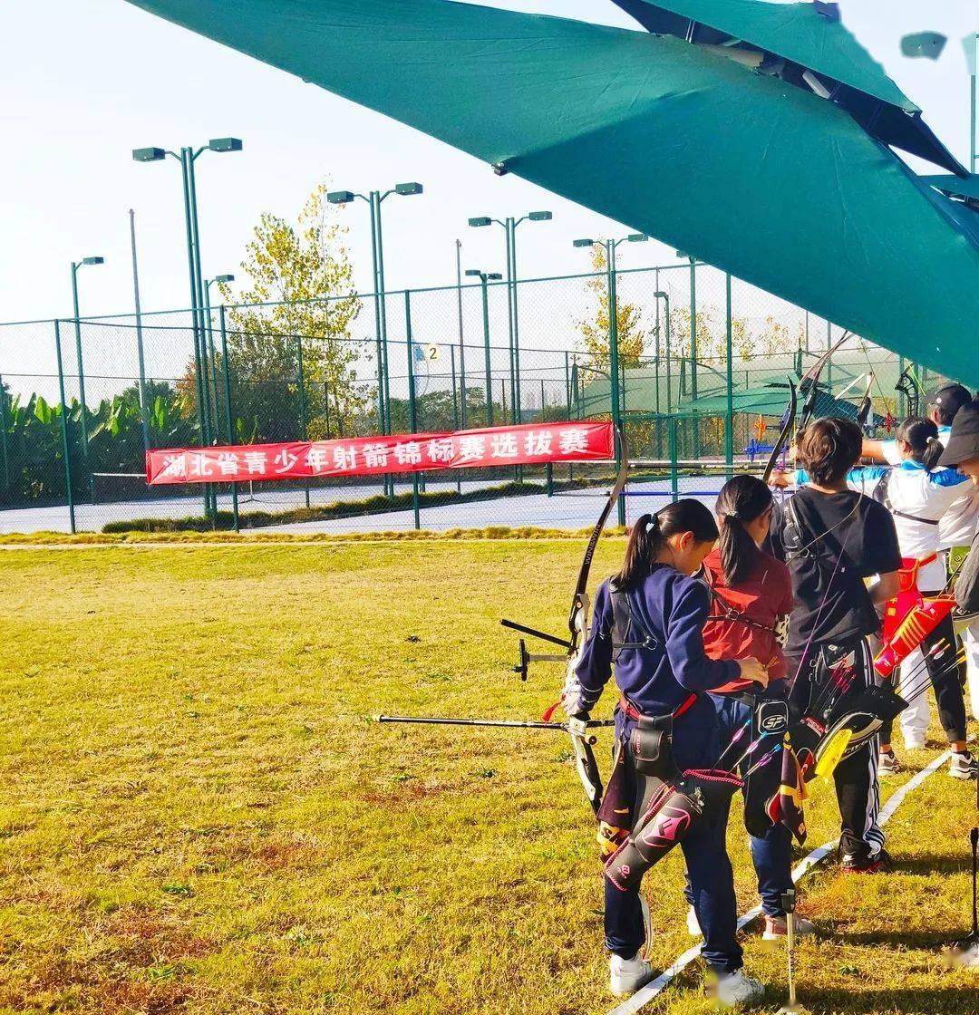 武汉海淀外校荣获市射击运动学校市射箭协会授牌