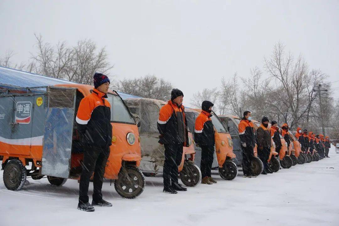 19日,吉林榆树大雪,道路受阻,快递小哥们冒雪完成今天最后的派件任务.