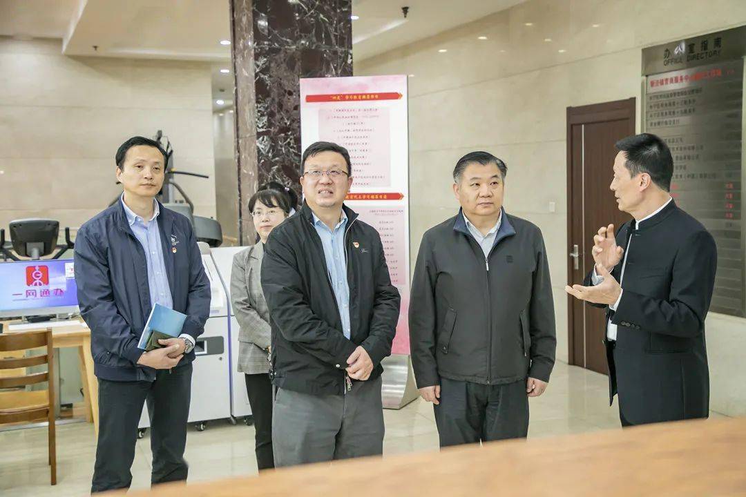 区委常委,纪委书记黄庆伟到新泾镇调研