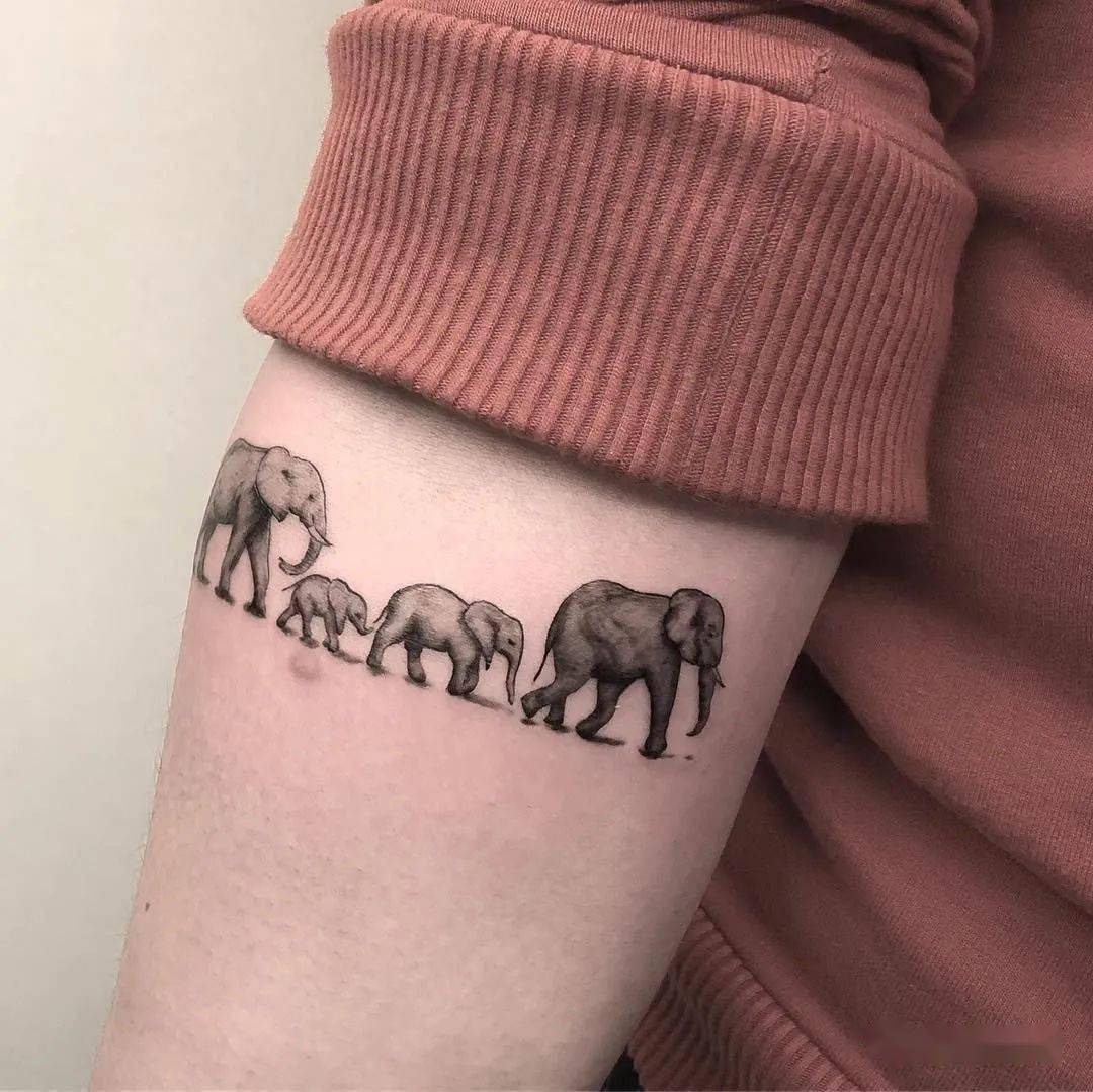 小腿外侧写实大象 奔跑起来的大象充满力量 纹身师：吉光·郭_纹身大咖图库