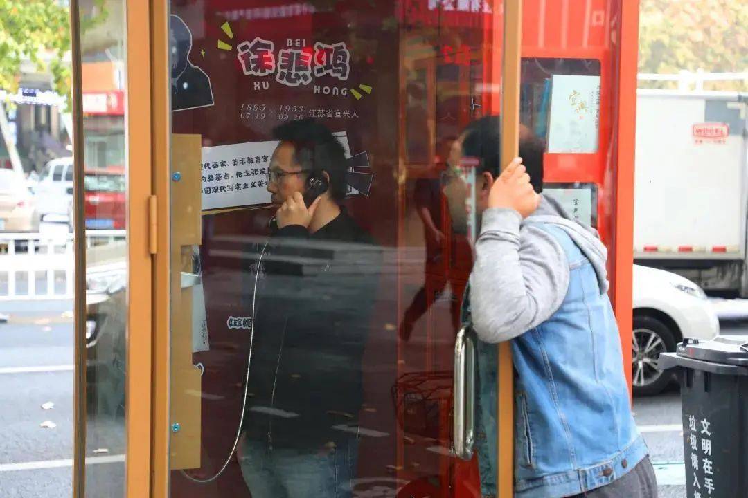书香小站的“前世今生”在保留电话亭原有通话功能的基础上注入形式多样