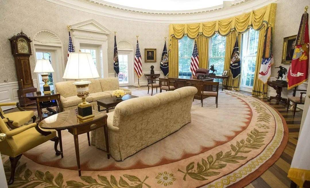 入主白宫后,他邀请到举国闻名的室内设计师迈克尔·史密斯为他重新