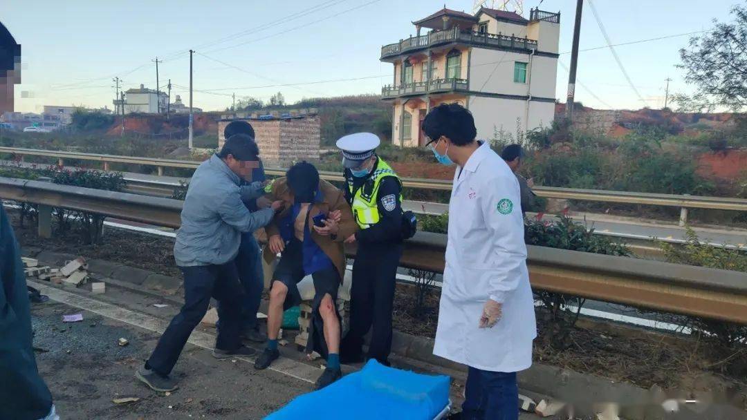 文山平远→丘北方向发生一起车祸._砚山