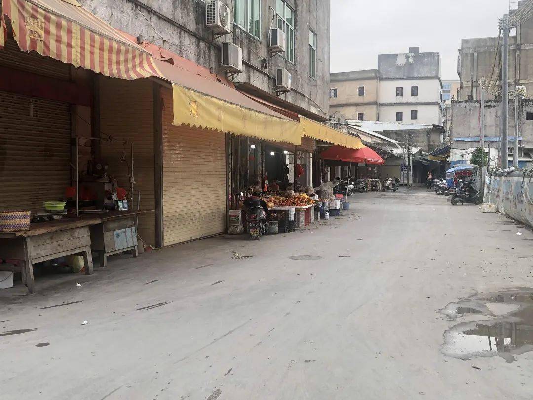 曝光地点:陈店镇溪北社区临时市场前曝光情况:有一围挡墙上的公益广告