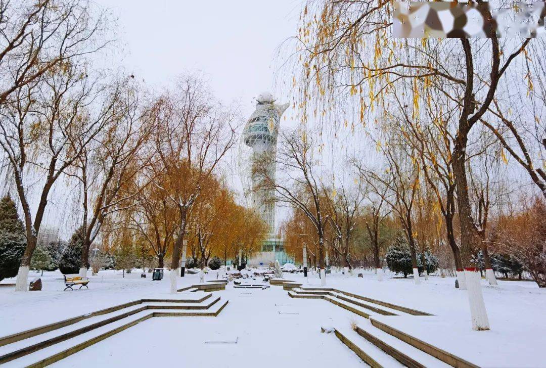 且看嘉峪关雪景~下雪喽~便绘出一个纯白色的世界.