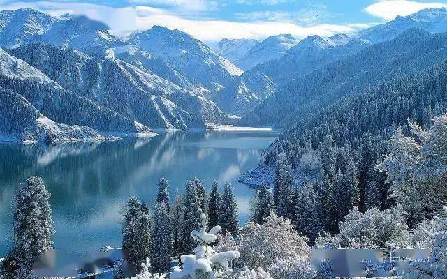 冬日的一场大雪过后,天山天池静谧的雪景组成了一幅圣洁晶莹的画卷