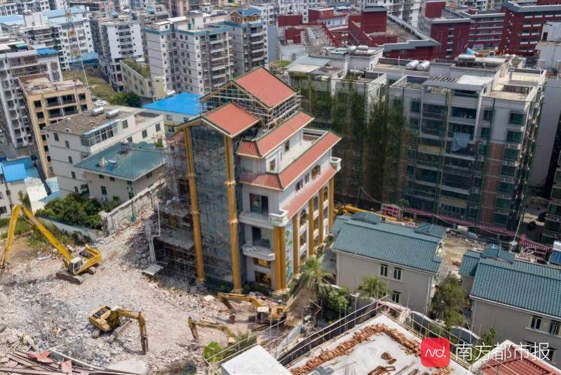 2018年,位于大源村龙口山庄附近的私人"豪宅"违建被白云区彻底清拆.