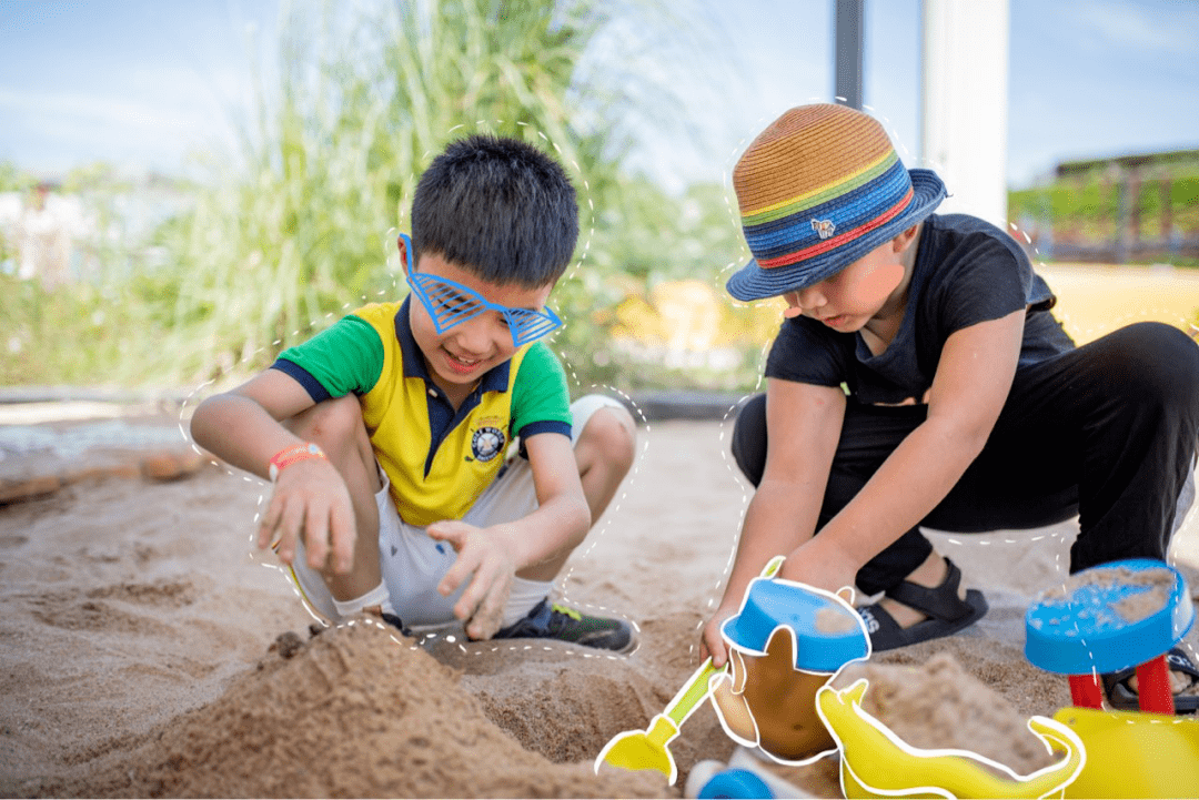 01 促进孩子身体发展 宝贝们在玩沙时 会用到多种多样的工具 铲沙,堆