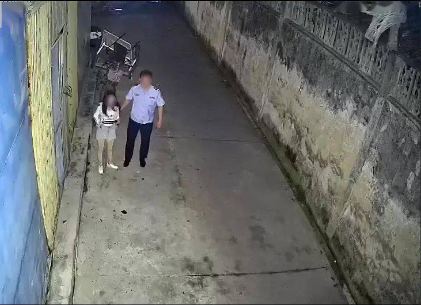 扫黄现场?揭阳一巷子内1男1女被抓,两人疯狂逃窜