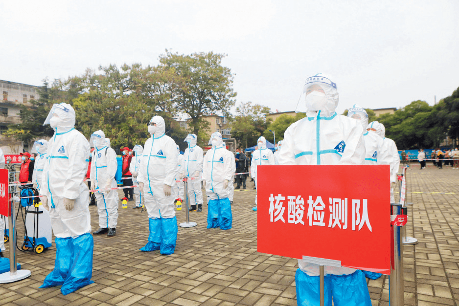 11月19日,参加相山区秋冬季新冠肺炎疫情防控应急演练的人员在模拟