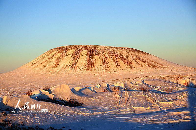 察哈尔右翼后旗古火山初雪