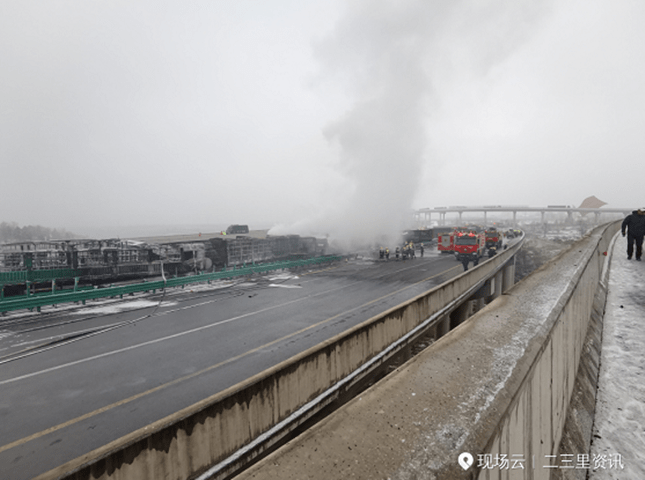 今天,包茂高速陕西铜川耀州段发生交通事故,43辆车相撞,10余辆车起火!