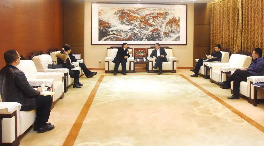 李功民感谢枣矿对神州集团的大力支持,介绍了神州集团的发展概况