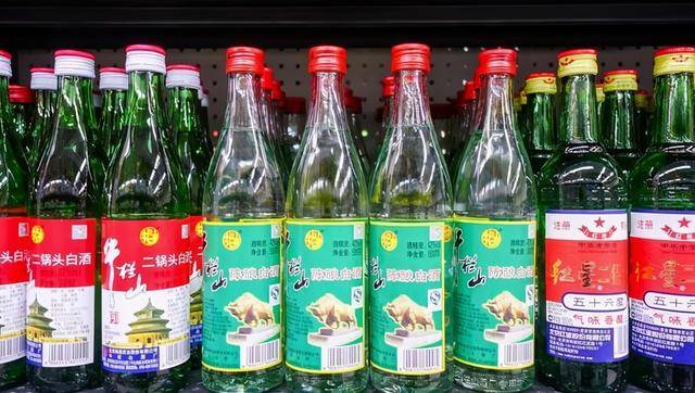 北京二锅头打造出了又一超级单瓶——出口型小方瓶酒,一跃成为30亿级