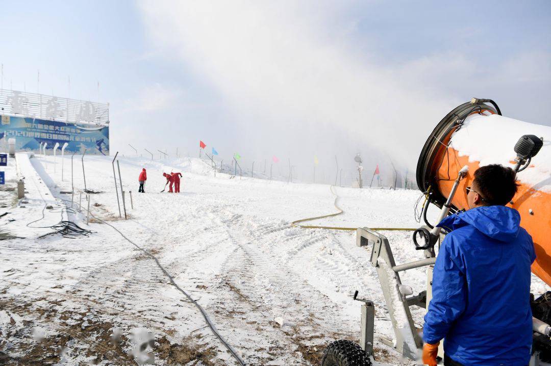宁夏各大滑雪场开启人工造雪模式