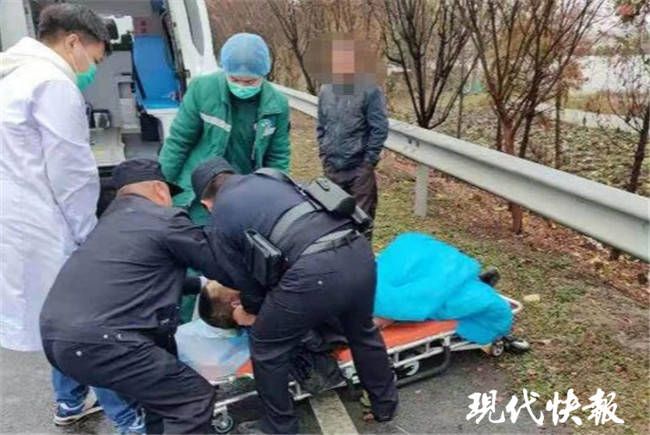 7旬老人衣衫单薄昏倒路边，辅警脱衣为其取暖