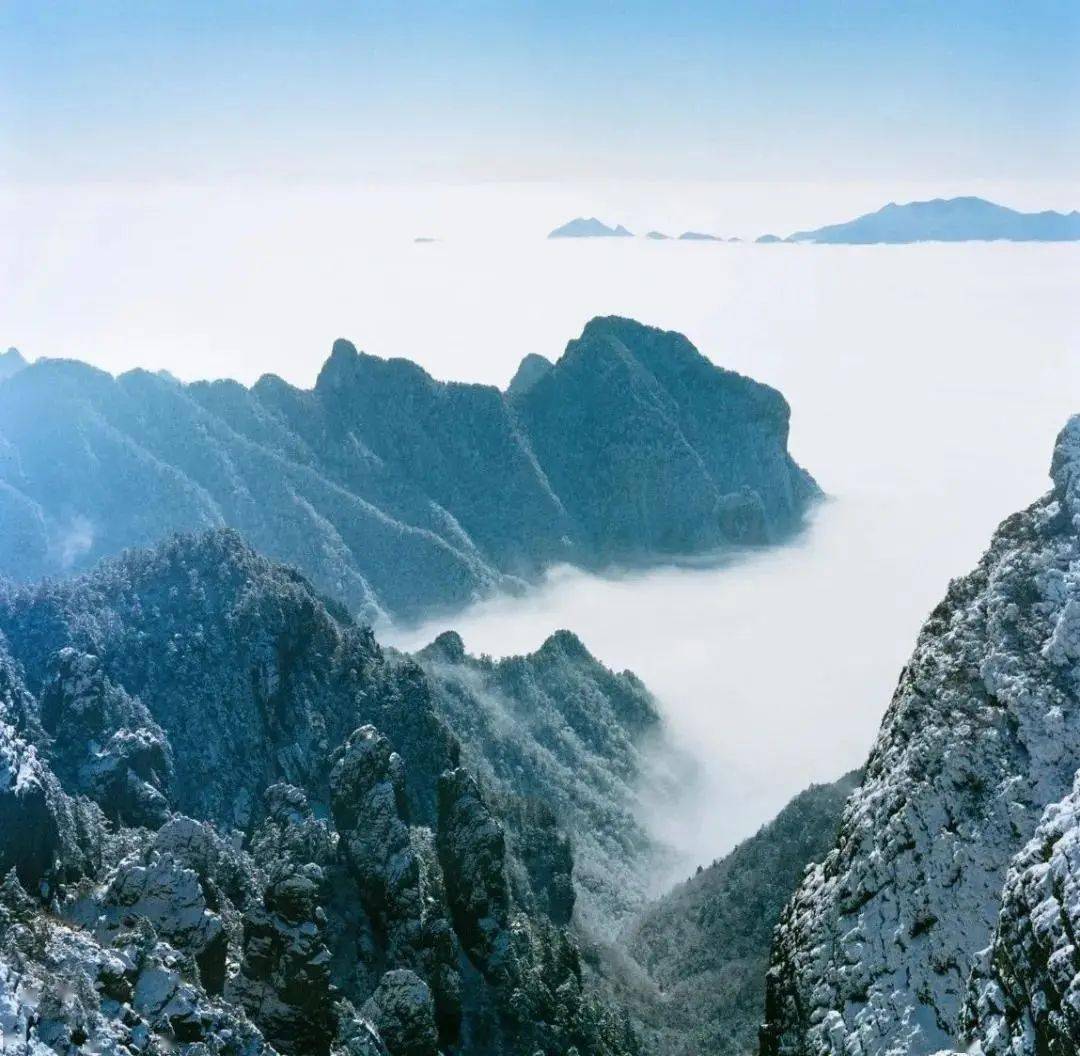 神农架用陡峭的群峰 变幻出难以琢磨的多变天气 被雪色包裹下的原始