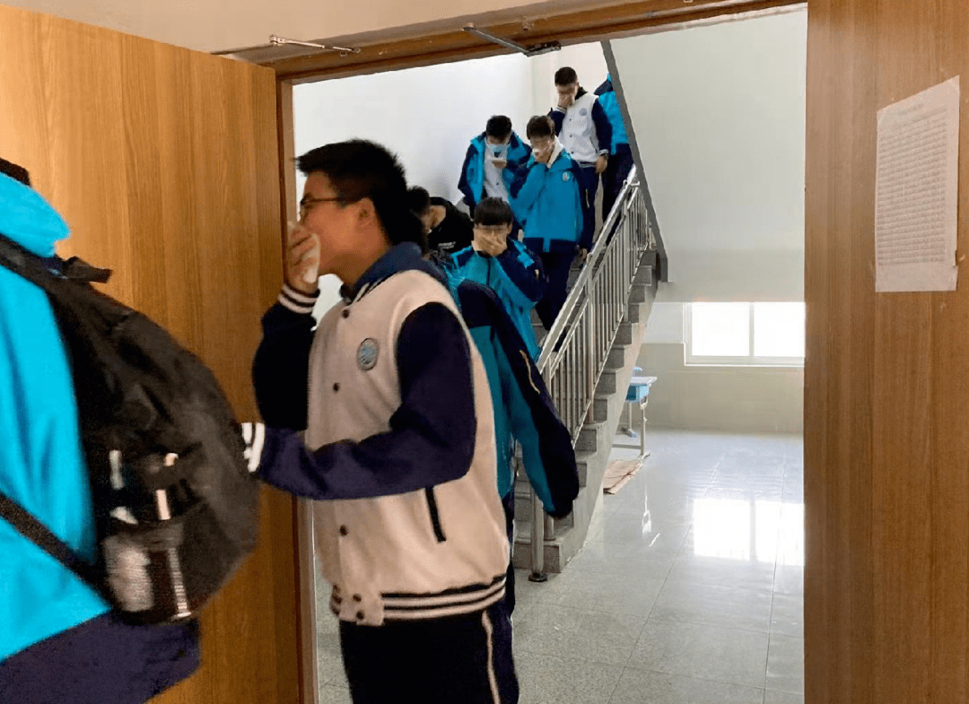 安全为先,警钟长鸣 ——青岛三十九中高中部举行宿舍火灾逃生演习