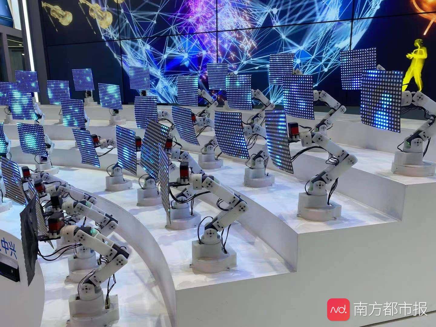 城市|体验未来生活:牵着机器狗,刷脸开车门,去听AI演奏会