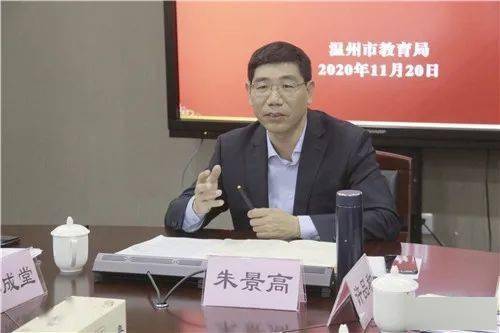 市教育局副局长朱景高出席会议,并为首批校外培训机构行风监督员颁发