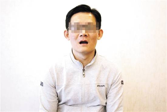 周先生因重度牙周病而全口无牙