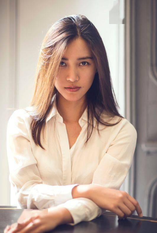 她是央美毕业的妖女竟征服了半个娱乐圈的人各路大咖争着想做她镜头下